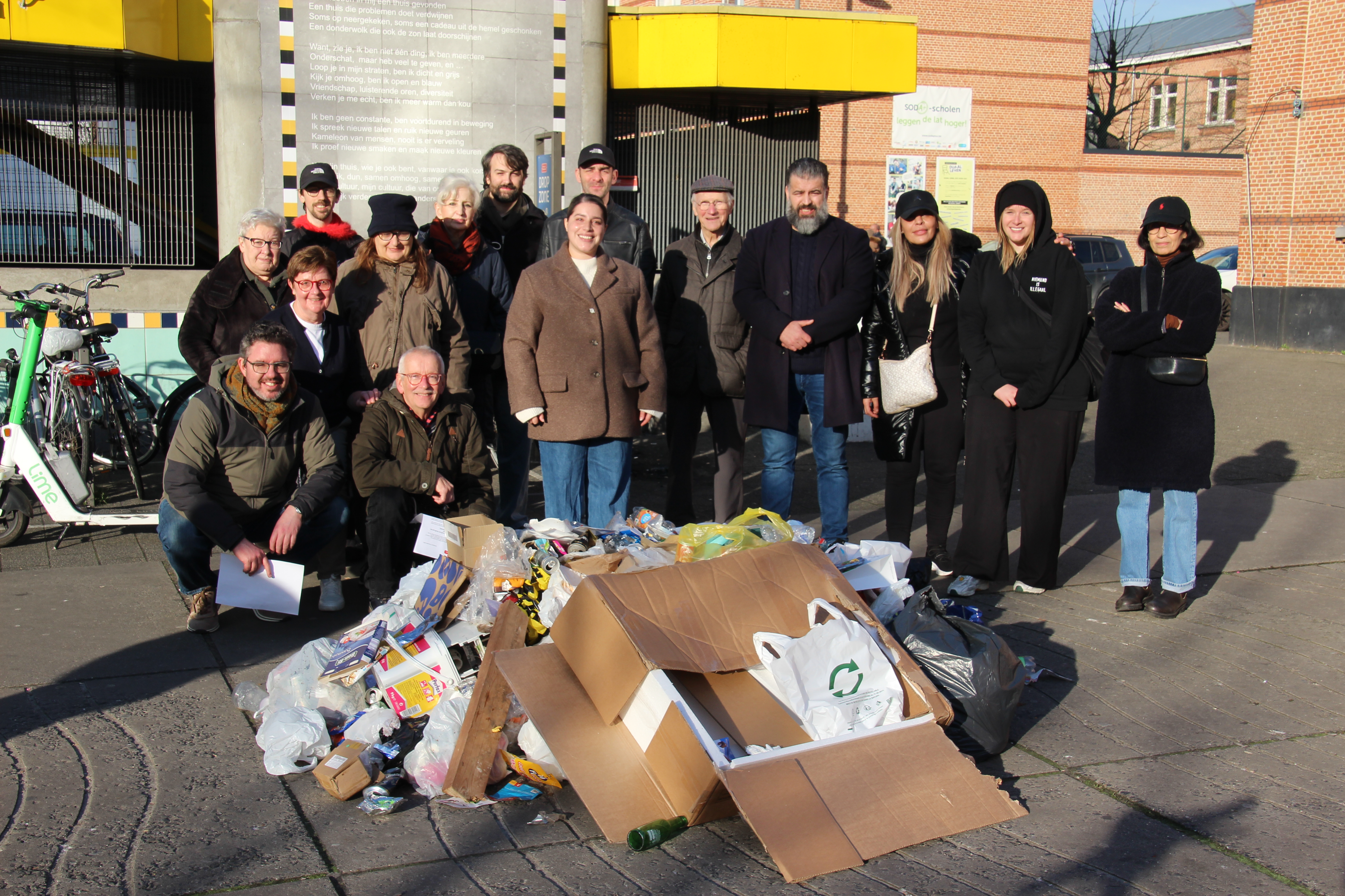 Schoolplak uit protest bedolven onder zwerfvuil