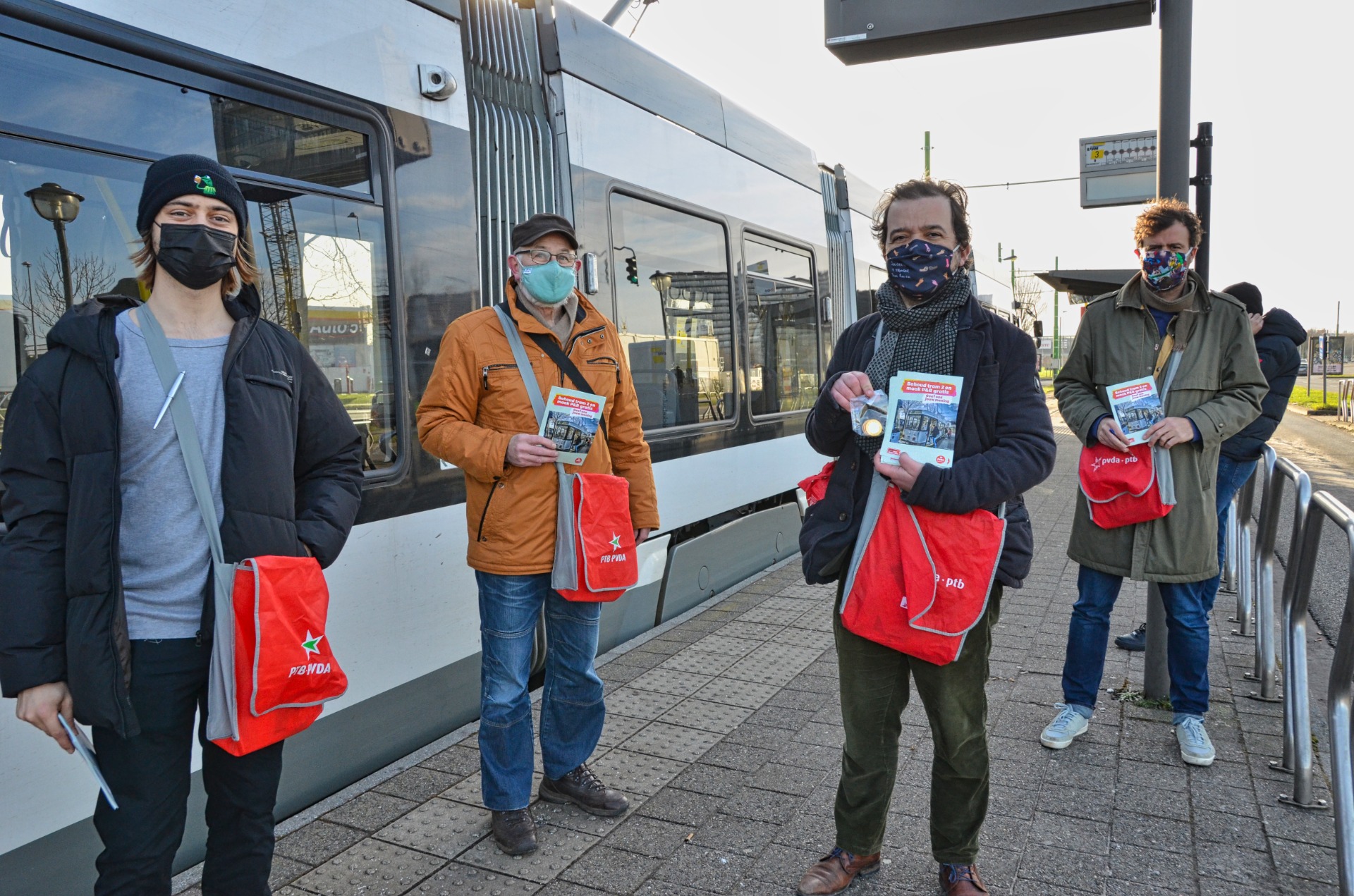 PVDA Merksem verdeelt chocolade munten voor gratis parkeertoren en behoud tram 2