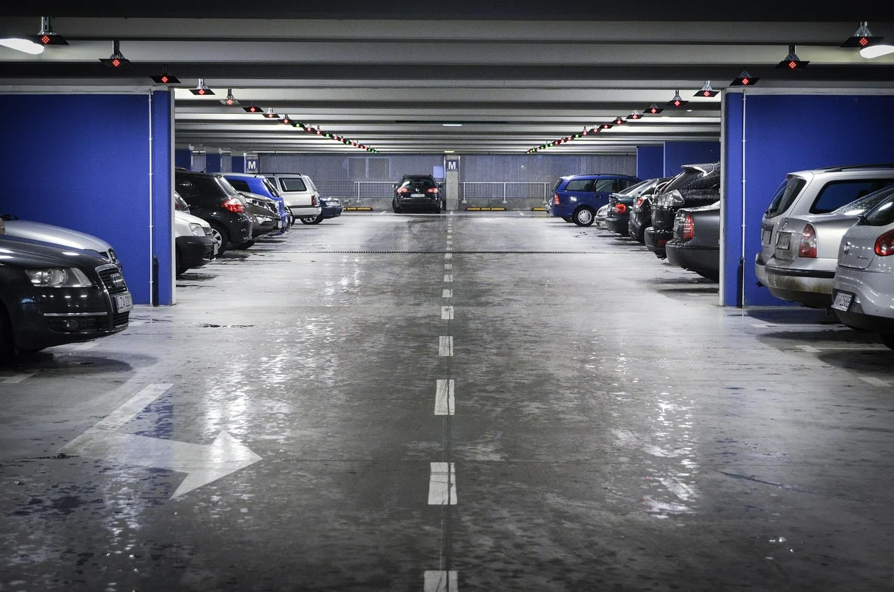Interparking: Stadsbestuur kan en moet fysieke parkeerwachters eisen