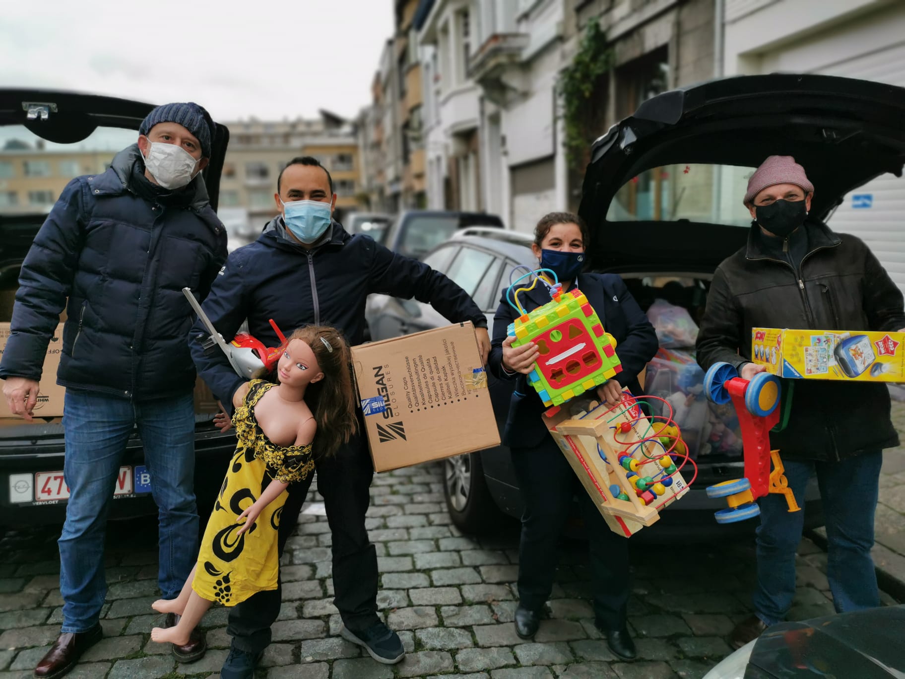 Twee auto's vol speelgoed ingezameld door solidaire spoormannen
